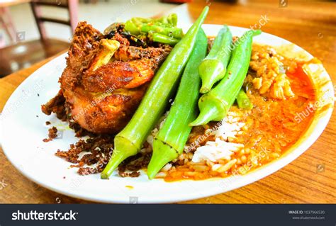  Nasi Kandar, 매콤한 카레와 싱그러운 채소의 조화로운 만남을 경험하세요!